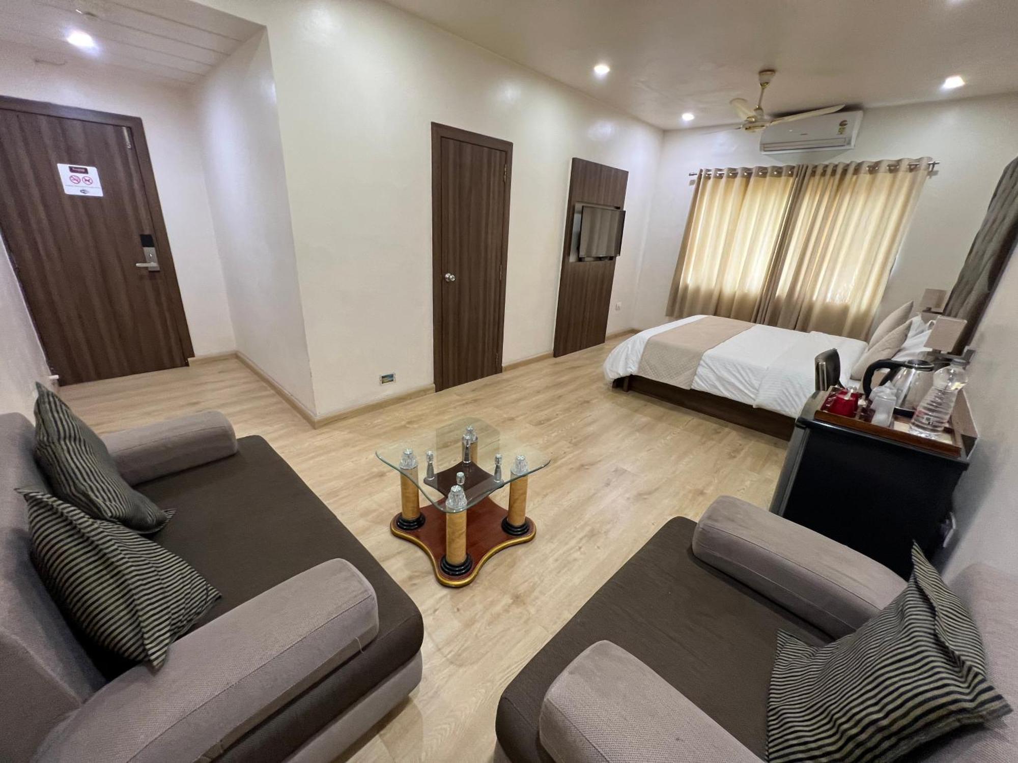 Hotel The Evergrand Palace Rajkot Exterior photo