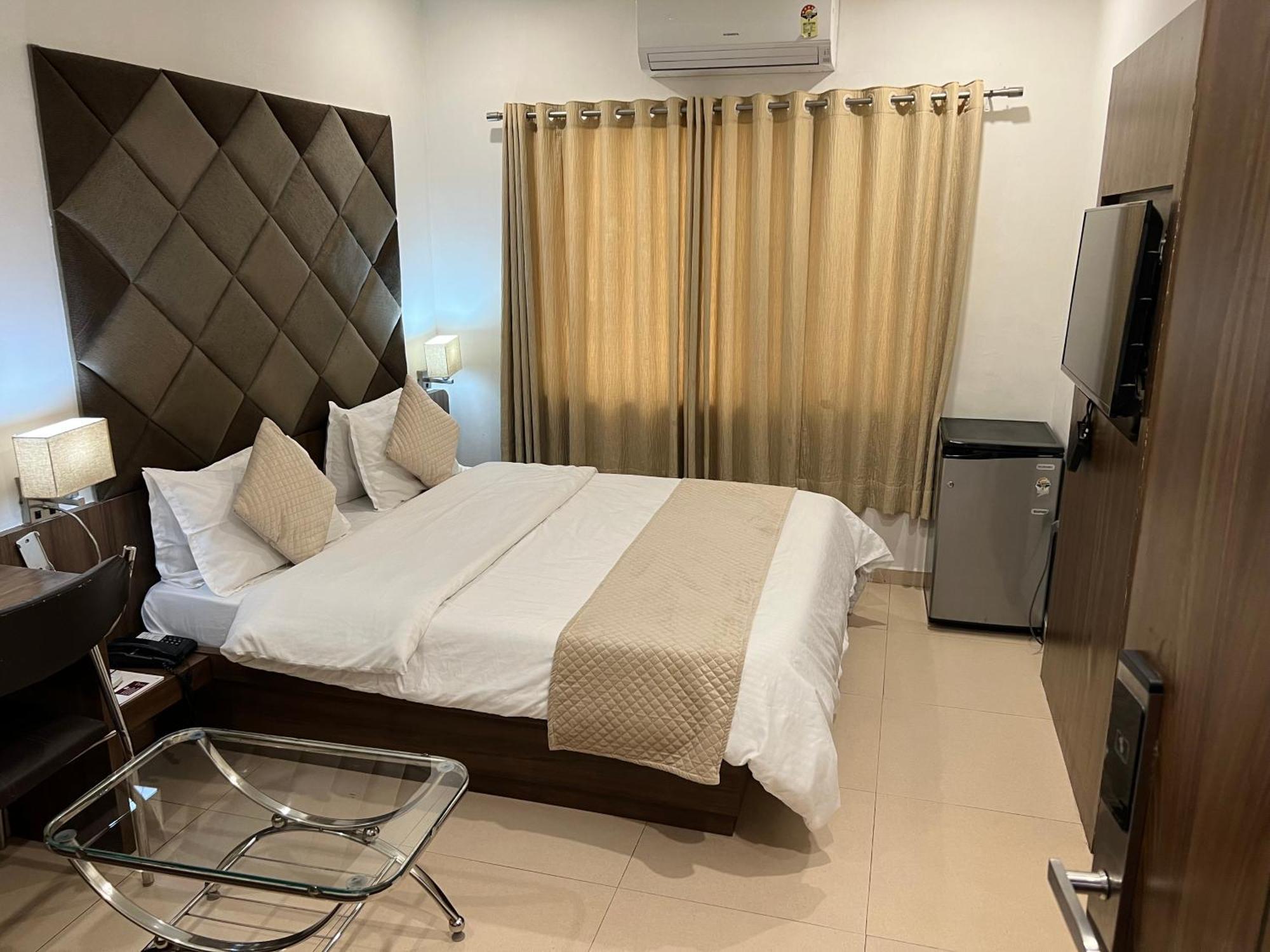 Hotel The Evergrand Palace Rajkot Exterior photo
