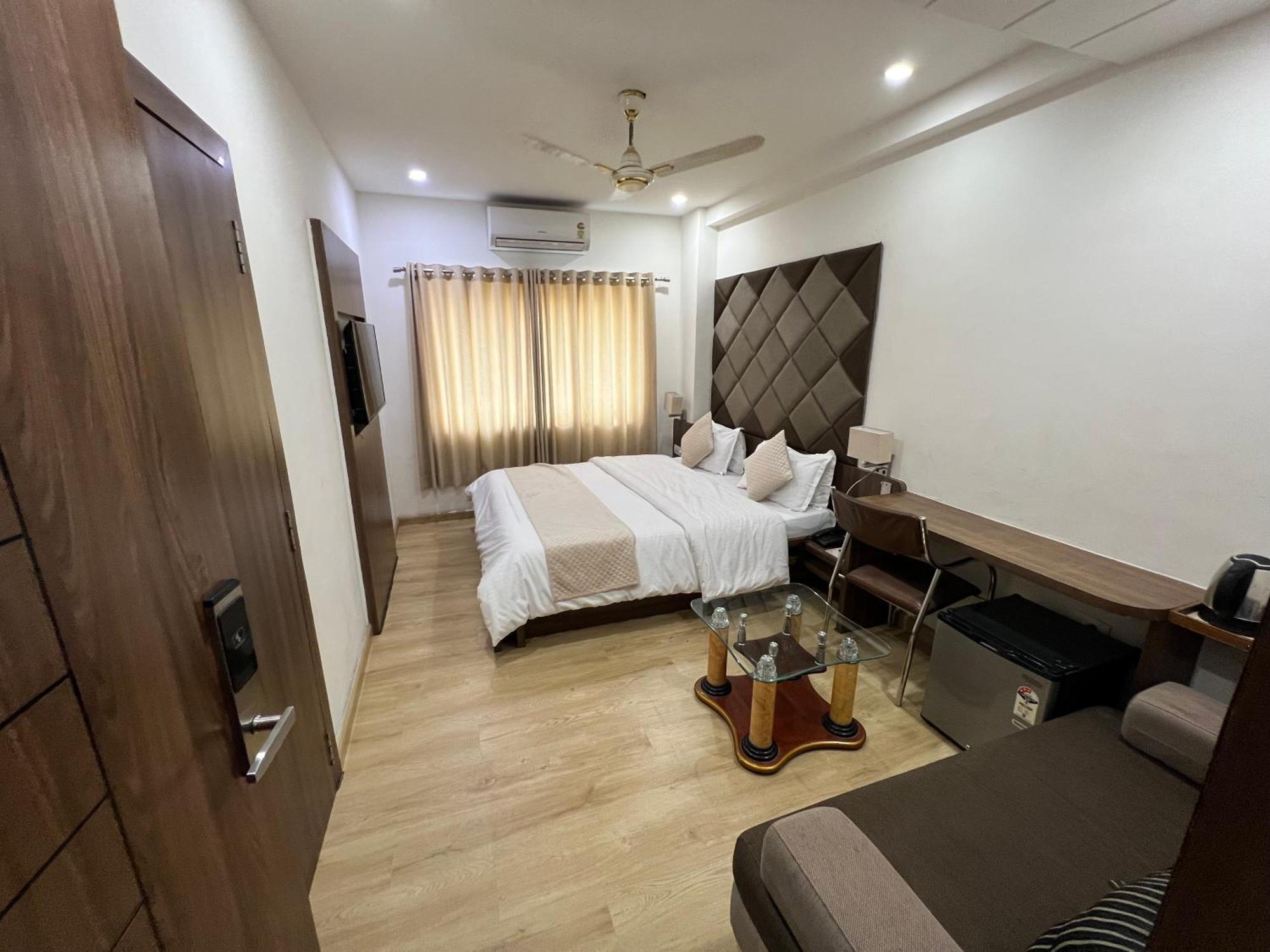 Hotel The Evergrand Palace Rajkot Exterior photo