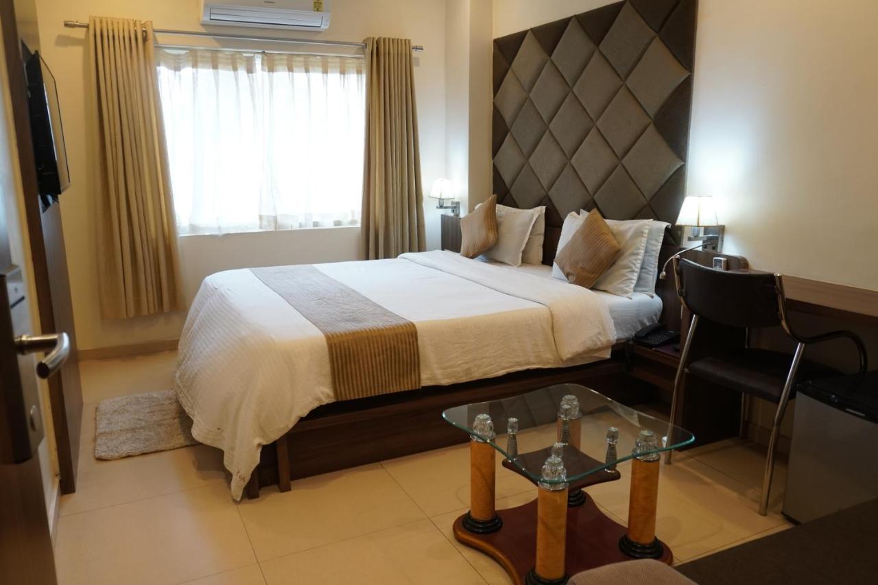 Hotel The Evergrand Palace Rajkot Exterior photo