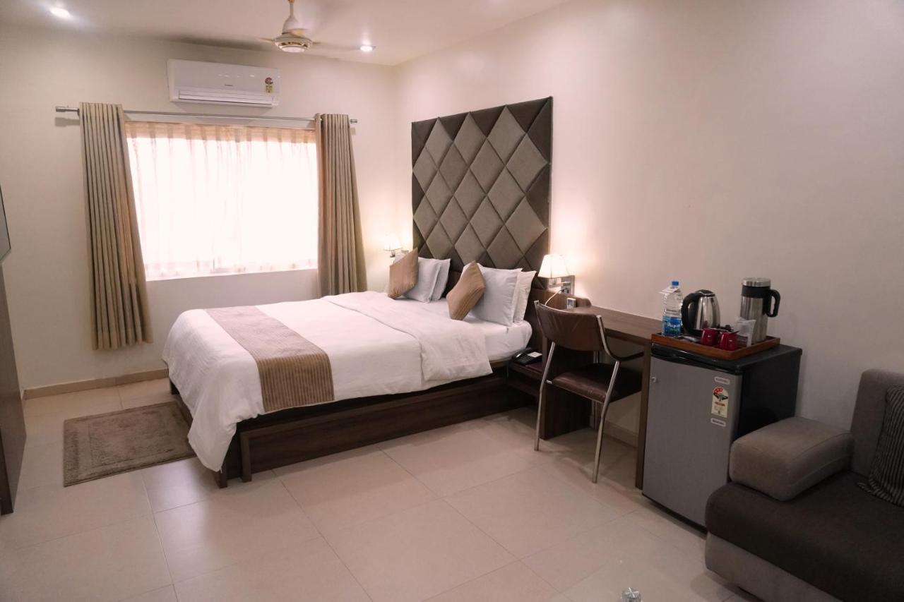 Hotel The Evergrand Palace Rajkot Exterior photo